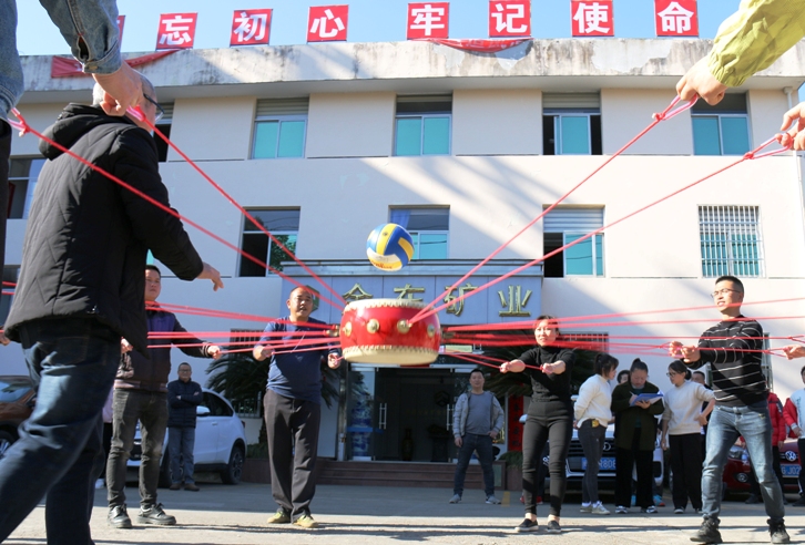 乐动(中国)官方组织趣味活动--同心击鼓